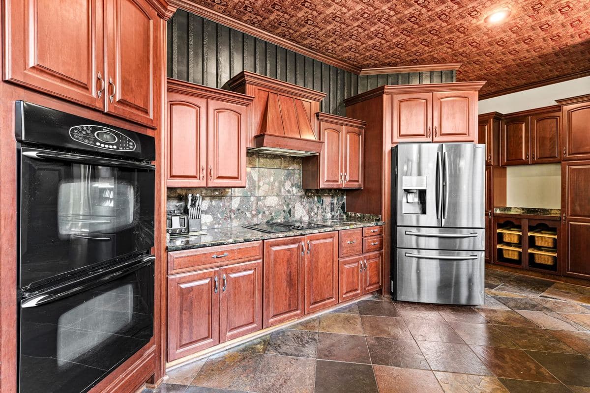 Full kitchen
