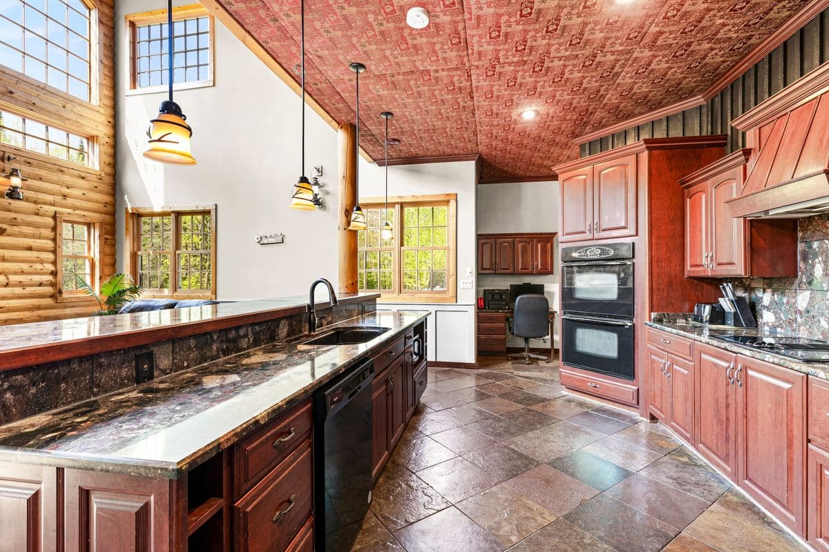 Full kitchen