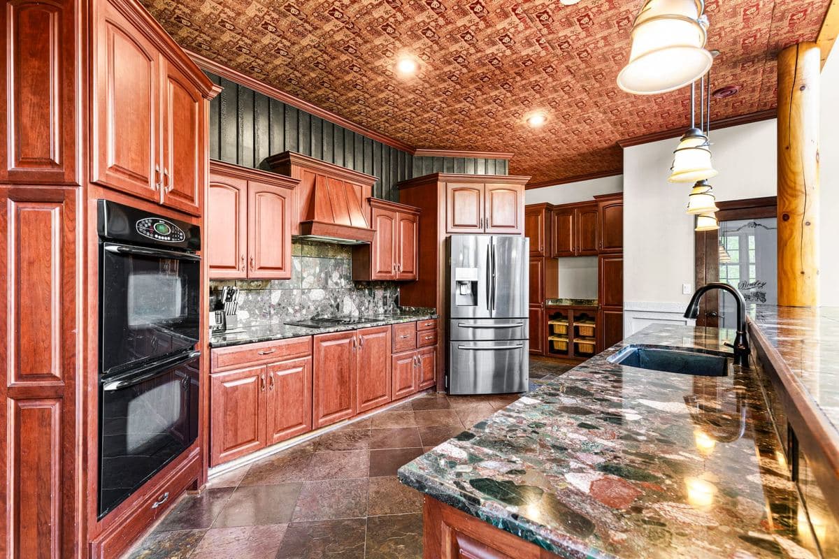 Full kitchen