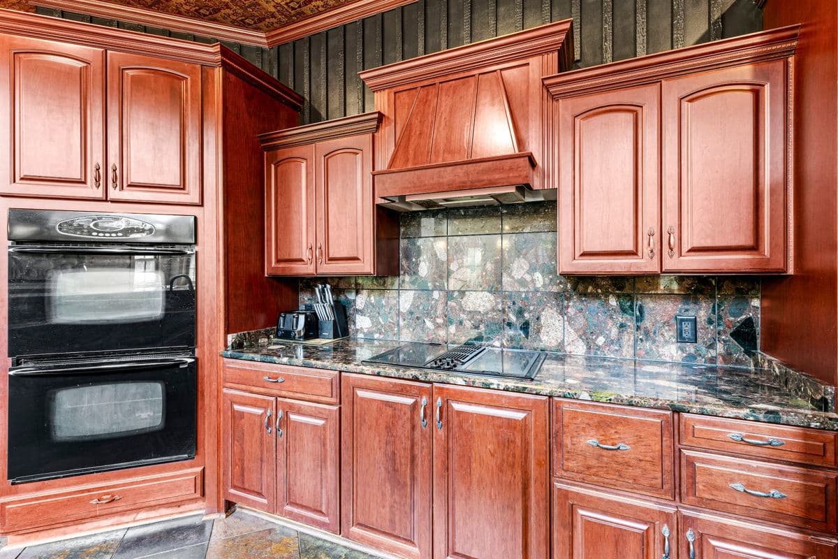 Full kitchen